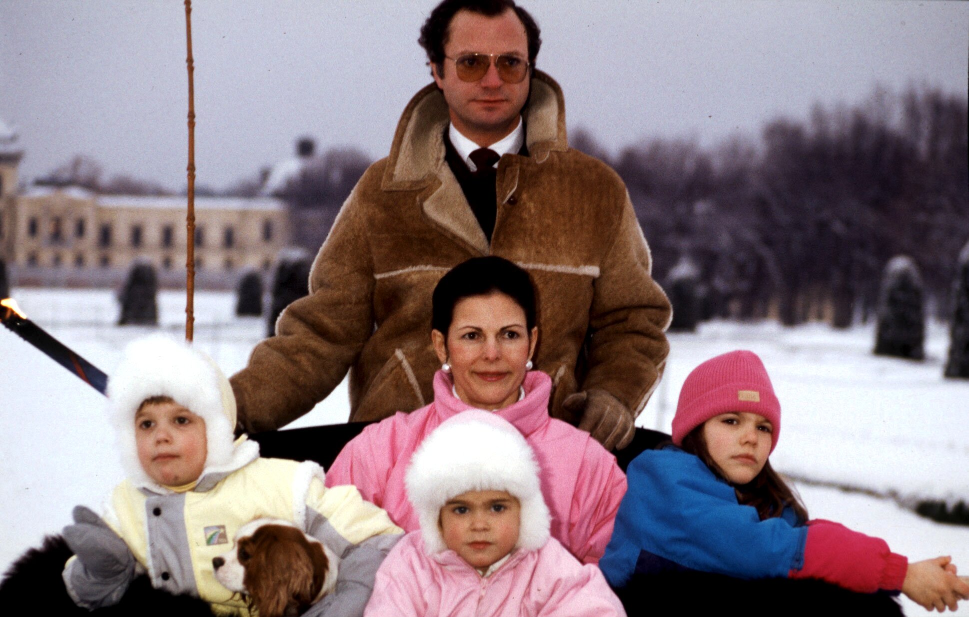 1985. Jul på Drottningholms slott. Kungen är trendig i pilotbrillor.
1985. Jul på Drottningholms slott. Kungen är trendig i pilotbrillor.